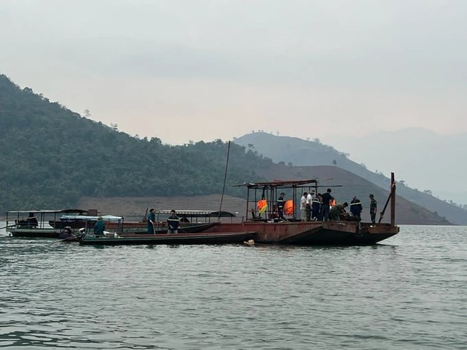 Tìm thấy thi thể 2 phụ nữ bị đắm thuyền trên lòng hồ sông Đà - Ảnh 2.