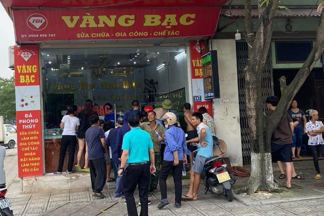 Ph&uacute; Thọ: Cầm tu&yacute;p sắt cướp tiệm v&agrave;ng, nam thanh ni&ecirc;n bị người d&acirc;n khống chế - Ảnh 1.