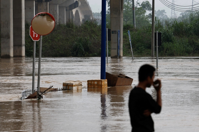 Quảng Đông mưa lớn liên tục, lũ lụt nghiêm trọng nhất trong 100 năm - Ảnh 1.