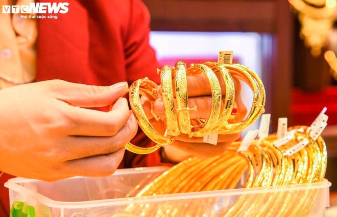 16.800 lượng v&agrave;ng miếng được đấu thầu s&aacute;ng nay: Gi&aacute; v&agrave;ng trong nước hạ nhiệt? - Ảnh 1.