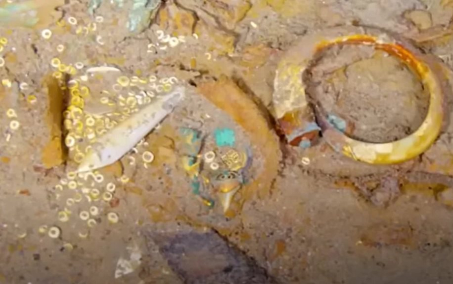 Chiếc v&ograve;ng gắn răng của lo&agrave;i sinh vật thời tiền sử nằm cạnh x&aacute;c t&agrave;u Titanic: C&ocirc;ng nghệ hiện đại được d&ugrave;ng để x&aacute;c định chủ nh&acirc;n những b&aacute;u vật bị ch&ocirc;n v&ugrave;i c&ugrave;ng si&ecirc;u t&agrave;u huyền thoại - Ảnh 1.