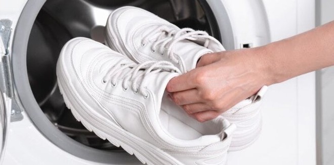 Cách làm khô giày thể thao nhanh chóng bằng máy sấy quần áo - Ảnh 1.