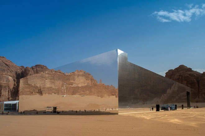 Nhà hát chứa 500 người tàng hình giữa sa mạc, thách thức đôi mắt tinh tường nhất - Ảnh 1.