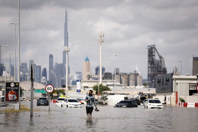Dubai sau 1 tuần tê liệt vì nước lũ: Khi thảm họa thiên nhiên kinh khủng nhất trong 75 năm tàn phá thành phố xa hoa - Ảnh 4.