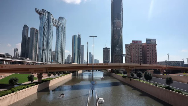 Dubai sau 1 tuần tê liệt vì nước lũ: Khi thảm họa thiên nhiên kinh khủng nhất trong 75 năm tàn phá thành phố xa hoa - Ảnh 1.