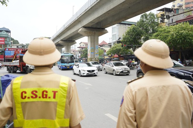 Hà Nội: Bị xử phạt vì chở hàng cồng kềnh, tài xế phân trần vì mưu sinh - Ảnh 1.