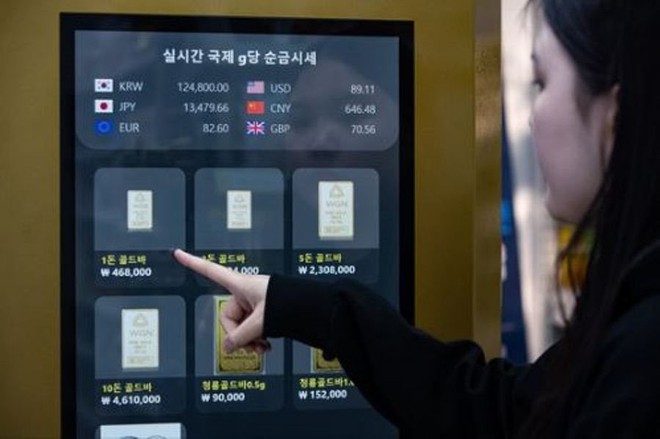 Giới trẻ Hàn Quốc phát cuồng với vàng: Túi tiền eo hẹp chỉ chọn vàng miếng 1 gram, đổ xô mua từ máy bán tự động thay vì đến cửa hàng - Ảnh 1.