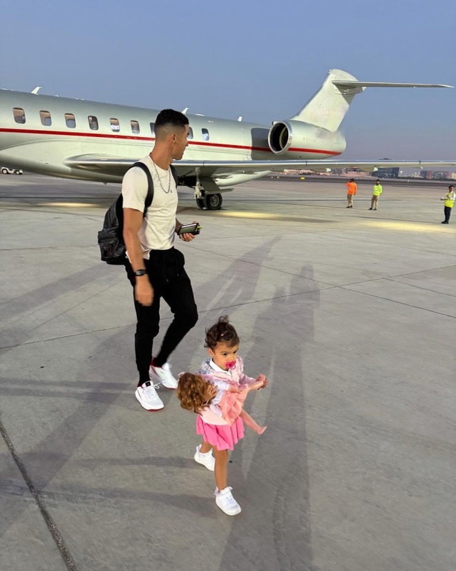 Ronaldo went on a luxurious trip with his family amid suspension, participating in a game familiar to Vietnamese children - Photo 1.