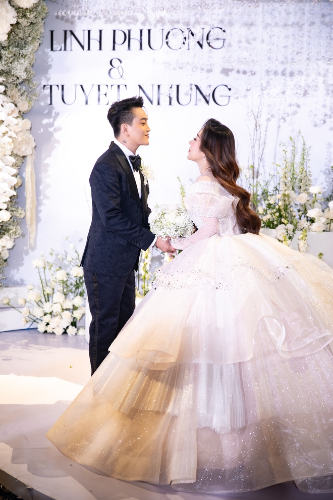 Đám cưới TiTi (HKT): Cô dâu chú rể trao nụ hôn cực ngọt, Tiến Luật - Lâm Vỹ Dạ và dàn sao Vbiz đổ bộ chúc mừng - Ảnh 2.