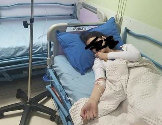 Cô gái đột nhiên liệt tay, phải phẫu thuật vì kiểu để máy tính nhiều người cho là thoải mái - Ảnh 1.