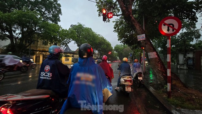 Bầu trời Hà Nội tối sầm sau mưa giông, giao thông hỗn loạn - Ảnh 4.