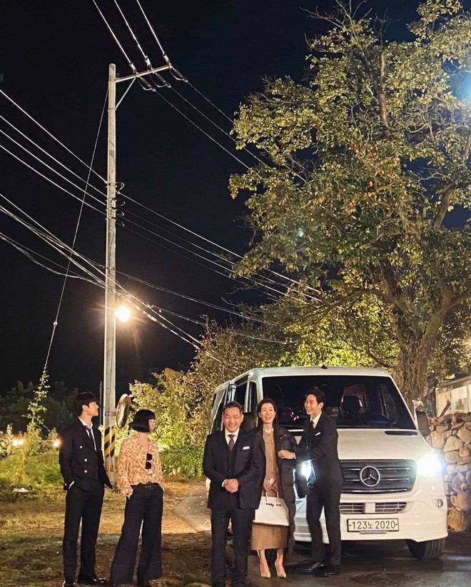 Queen of Tears: N&oacute;i kh&ocirc;ng với xe H&agrave;n, Hae In v&agrave; Hyun Woo chuộng thương hiệu xe ngoại đắt đỏ m&agrave; người Việt cũng rất m&ecirc; mẩn! - Ảnh 9.