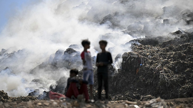 Thủ đô Ấn Độ ngạt thở trong khói độc vì cháy núi rác - Ảnh 3.