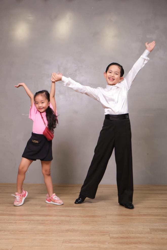 Con nhà Khánh Thi - Phan Hiển: Kubi 9 tuổi đã 2 lần vô địch thế giới, bé Anna phải nịnh mới chịu nhảy - Ảnh 5.