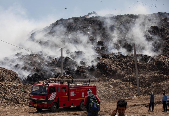Thủ đô Ấn Độ ngạt thở trong khói độc vì cháy núi rác - Ảnh 2.