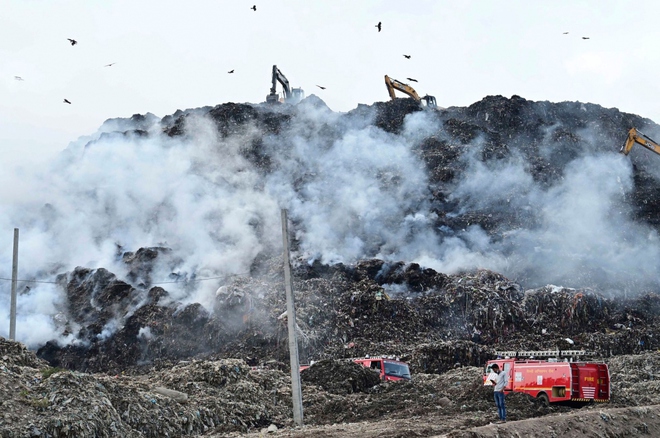 Thủ đô Ấn Độ ngạt thở trong khói độc vì cháy núi rác - Ảnh 1.