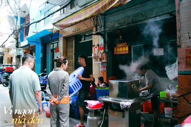 Bánh cuốn Hong Kong bên hông Chợ Lớn hút khách bởi hương vị vừa lạ vừa quen, hiểu Sài Gòn lắm mới biết quán! - Ảnh 1.