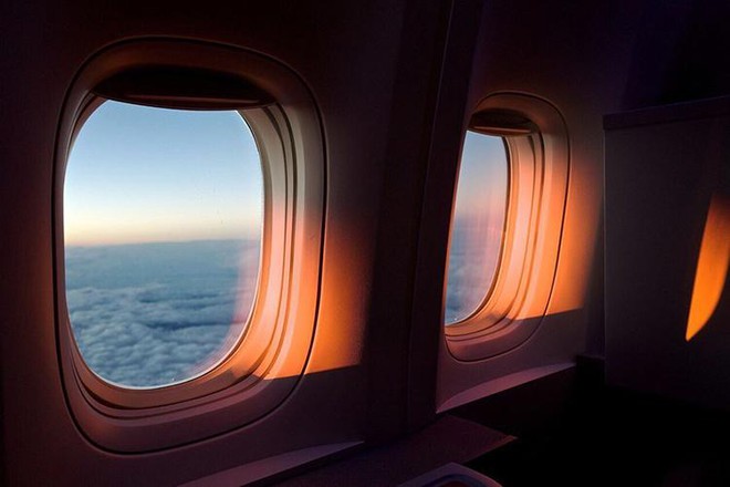 Vì sao cửa sổ trên máy bay lại có hình oval chứ ko phải hình vuông? - Ảnh 1.