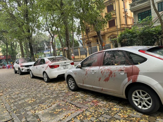 Điều tra vụ hàng loạt xe ô tô bị tạt sơn đỏ ở Hà Nội - Ảnh 1.