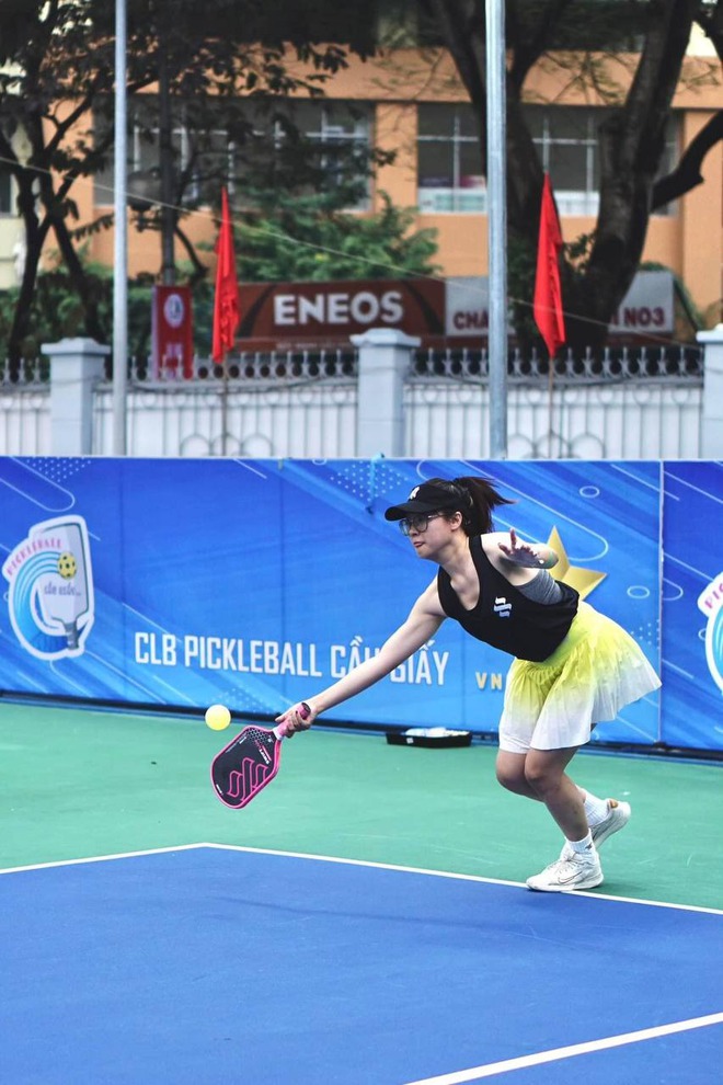 Cập nhật set kèo chơi pickleball xuyên lễ: Sân mở từ 5h sáng - 10h đêm vẫn kín người, lý do phải đặt lịch trước cả tuần là đây - Ảnh 4.