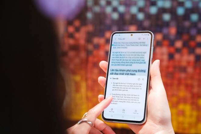 Gái xinh đi du lịch cầm chiếc điện thoại Galaxy S23 FE vừa được hồi sinh với Galaxy AI, thấy sang xịn mịn hơn hẳn! - Ảnh 4.