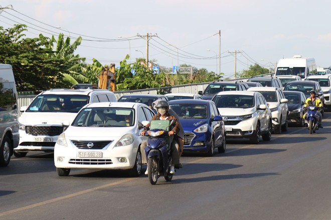 Chính thức “khởi động” cho kỳ nghỉ lễ 5 ngày: Người dân lên đường về quê, kẹt xe khắp mọi nơi - Ảnh 1.