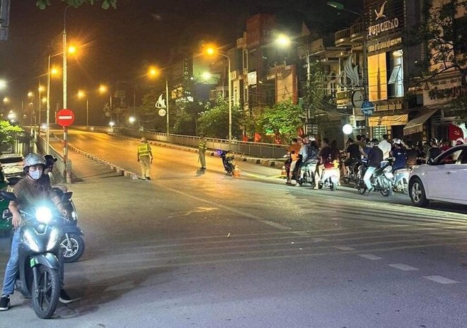 Nghi phạm tàng trữ ma túy trốn khỏi xe cảnh sát, nhảy xuống sông chết đuối - Ảnh 1.