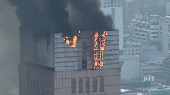 Nếu có hỏa hoạn ở tòa nhà cao tầng, nên chạy lên hay chạy xuống để thoát hiểm? - Ảnh 1.