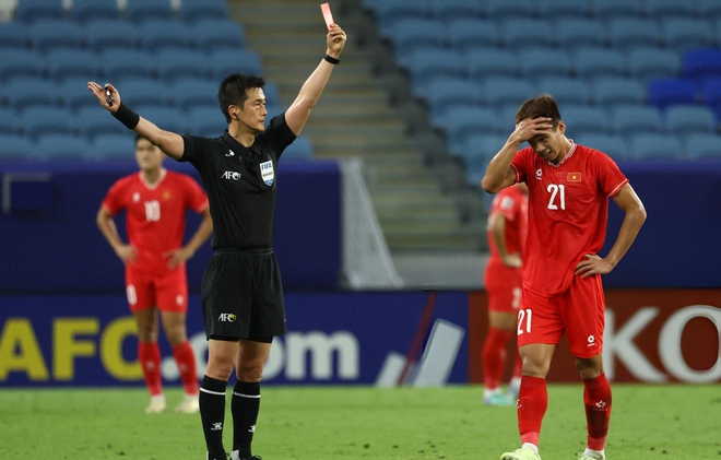 HLV Hoàng Anh Tuấn bảo vệ Mạnh Hưng sau thẻ đỏ ở trận gặp U23 Iraq - Ảnh 1.