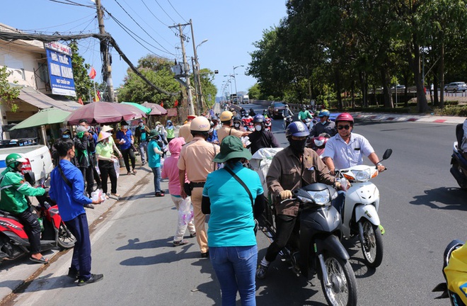 Hành động đẹp của CSGT dưới nắng nóng khiến người dân mát lòng khi về quê nghỉ Lễ 30/4-1/5 - Ảnh 1.