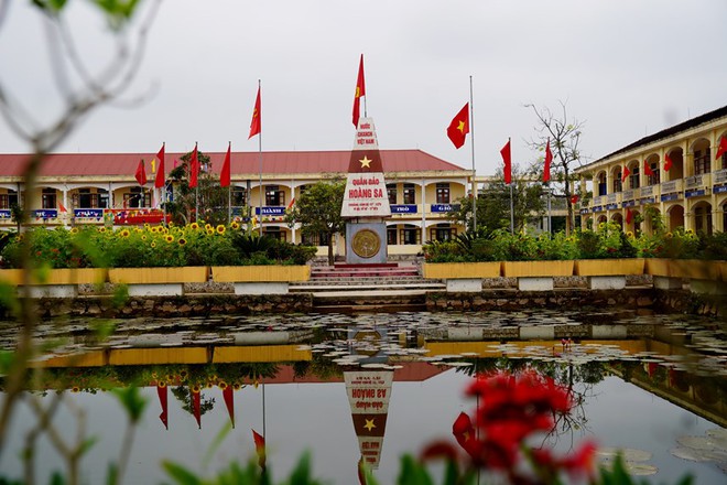 Ngôi trường làng XINH XỈU ở Hà Tĩnh: Bước vào khuôn viên là đắm chìm trong các loài hoa, cứ ngỡ xứ sở thần tiên! - Ảnh 4.
