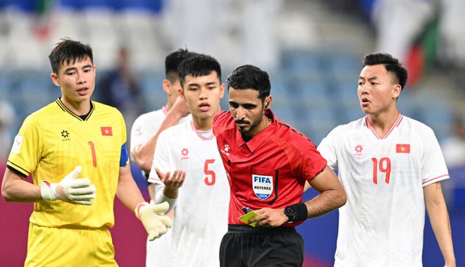 2 thẻ đỏ, 2 quả phạt đền: U23 Việt Nam vỡ mộng dự Olympic vì lỗi cá nhân - Ảnh 1.