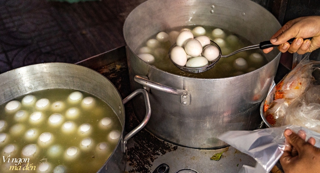 Bán hột vịt lộn mua được nhà: Cửa tiệm mỗi ngày bán hơn 1.000 trứng, bí quyết từ việc luộc bằng nước dừa và làm muối tiêu xay nhuyễn không đụng hàng - Ảnh 2.