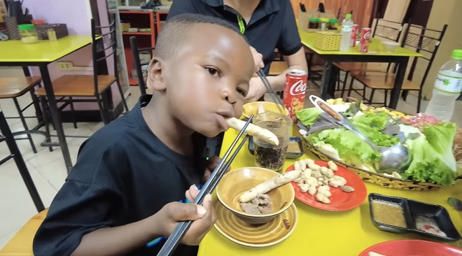 Thánh review Lôi Con liên tục chiếm spotlight trên kênh của Quang Linh Vlogs, biểu cảm khi ăn món nào ở Việt Nam cũng khiến dân mạng bật cười - Ảnh 5.