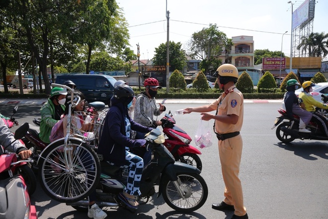 Hành động đẹp của CSGT dưới nắng nóng khiến người dân mát lòng khi về quê nghỉ Lễ 30/4-1/5 - Ảnh 8.