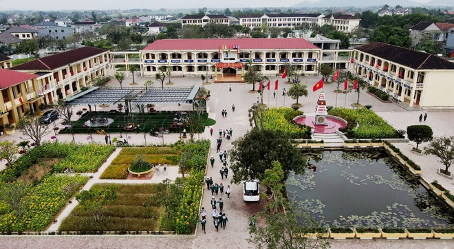 Ngôi trường làng XINH XỈU ở Hà Tĩnh: Bước vào khuôn viên là đắm chìm trong các loài hoa, cứ ngỡ xứ sở thần tiên! - Ảnh 1.