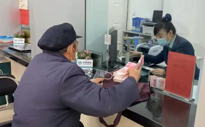 Nh&acirc;n vi&ecirc;n ng&acirc;n h&agrave;ng lảng tr&aacute;nh phục vụ v&agrave; mời cụ &ocirc;ng mặc quần &aacute;o r&aacute;ch muốn r&uacute;t 500 triệu đồng ra ngo&agrave;i chờ, rồi &acirc;m thầm b&aacute;o cảnh s&aacute;t - Ảnh 1.