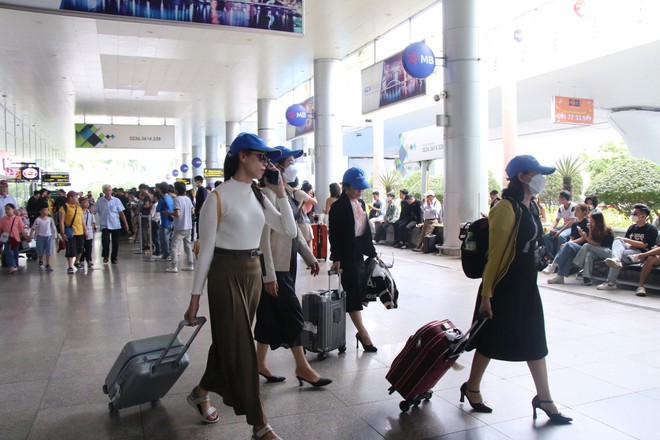 Khung cảnh lạ ở sân bay Tân Sơn Nhất trong ngày đầu nghỉ lễ 30-4, 1-5 - Ảnh 17.
