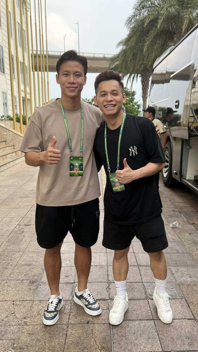 Huyền thoại Rivaldo của đội tuyển Brazil đến Việt Nam, Quế Ngọc Hải bỗng hoá fanboy tươi rói khi xin được chữ ký - Ảnh 4.