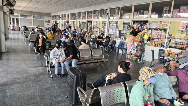 Khung cảnh lạ ở sân bay Tân Sơn Nhất trong ngày đầu nghỉ lễ 30-4, 1-5 - Ảnh 7.