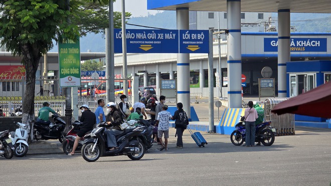 Khung cảnh lạ ở sân bay Tân Sơn Nhất trong ngày đầu nghỉ lễ 30-4, 1-5 - Ảnh 5.
