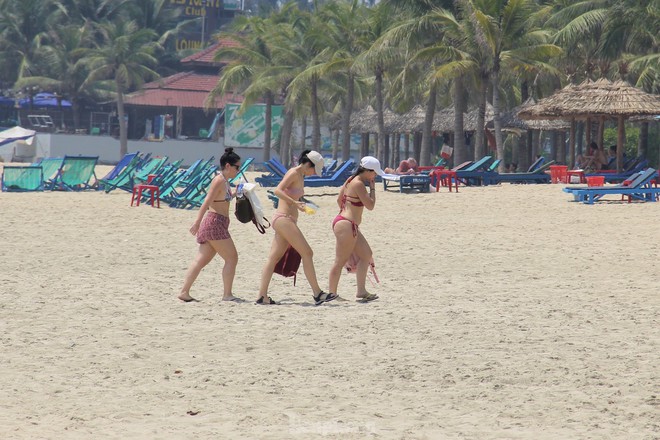 Trời Đà Nẵng nắng như đổ lửa, khách nước ngoài thích thú tắm biển, phơi nắng giữa trưa - Ảnh 10.