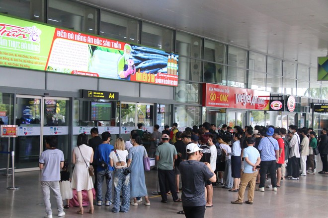 Khung cảnh lạ ở sân bay Tân Sơn Nhất trong ngày đầu nghỉ lễ 30-4, 1-5 - Ảnh 15.
