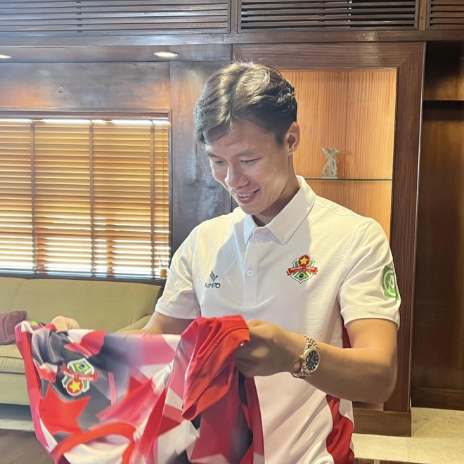 Huyền thoại Rivaldo của đội tuyển Brazil đến Việt Nam, Quế Ngọc Hải bỗng hoá fanboy tươi rói khi xin được chữ ký - Ảnh 2.