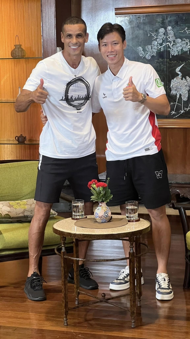 Huyền thoại Rivaldo của đội tuyển Brazil đến Việt Nam, Quế Ngọc Hải bỗng hoá fanboy tươi rói khi xin được chữ ký - Ảnh 1.