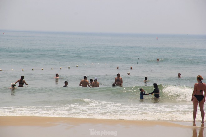 Trời Đà Nẵng nắng như đổ lửa, khách nước ngoài thích thú tắm biển, phơi nắng giữa trưa - Ảnh 8.