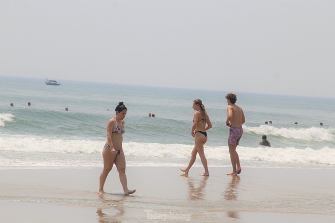 Trời Đà Nẵng nắng như đổ lửa, khách nước ngoài thích thú tắm biển, phơi nắng giữa trưa - Ảnh 5.
