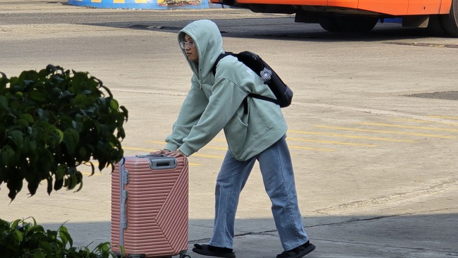 Khung cảnh lạ ở sân bay Tân Sơn Nhất trong ngày đầu nghỉ lễ 30-4, 1-5 - Ảnh 9.