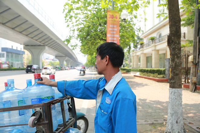 Người dân lao động mướt mồ hôi, chật vật mưu sinh dưới cái nắng gay gắt 40 độ C ở Hà Nội - Ảnh 7.