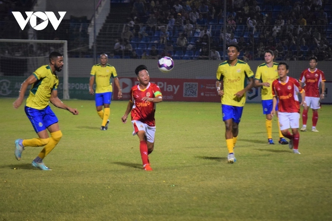 Khoảnh khắc đẹp trận cầu giữa ngôi sao bóng đá Việt Nam và Brazil trên SVĐ Hòa Xuân - Ảnh 20.